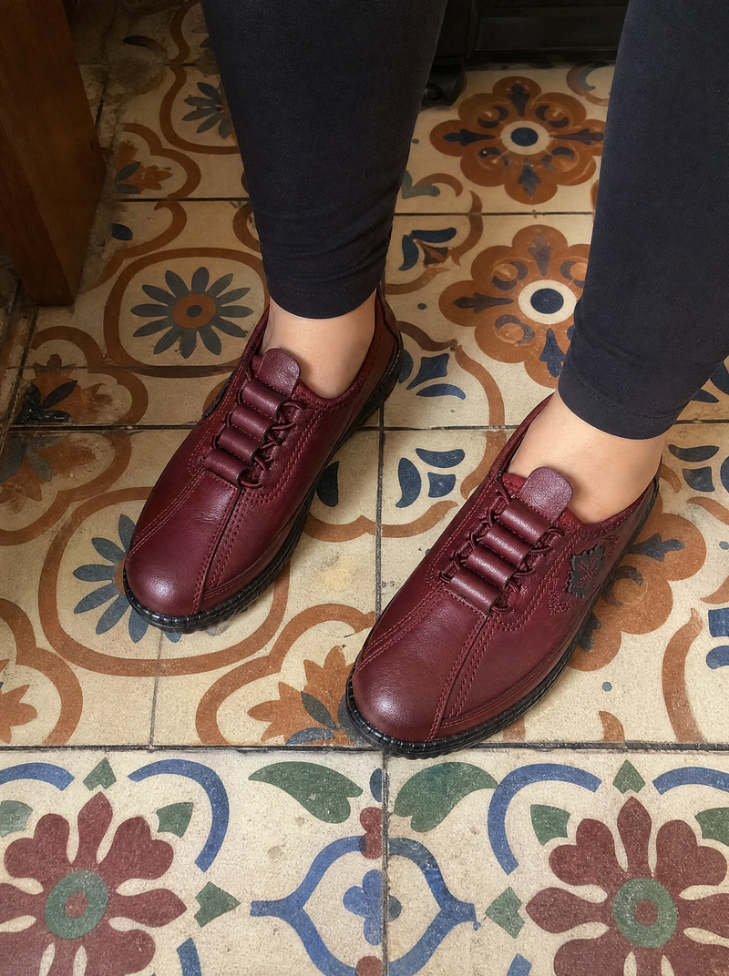 Zapatos ALMERA burdeos en uso