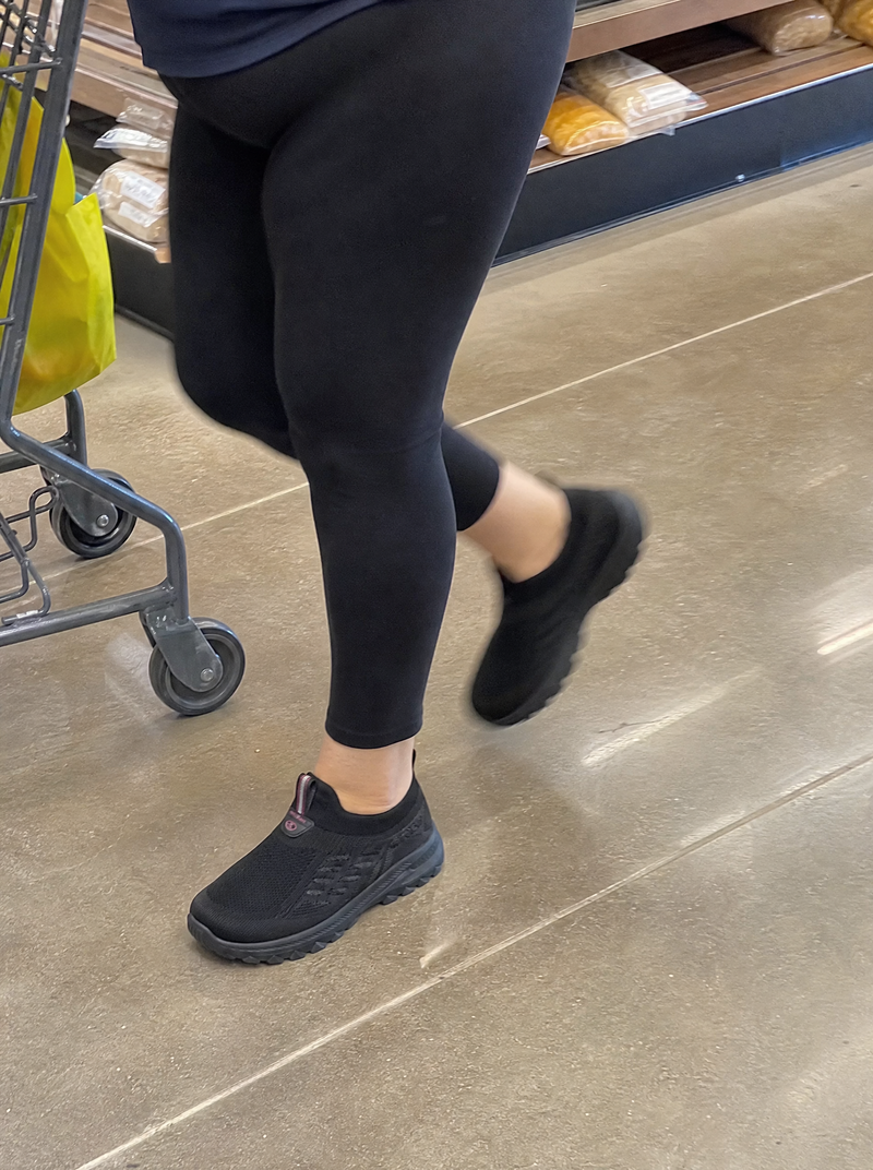 Zapatillas SOLENA negras caminando